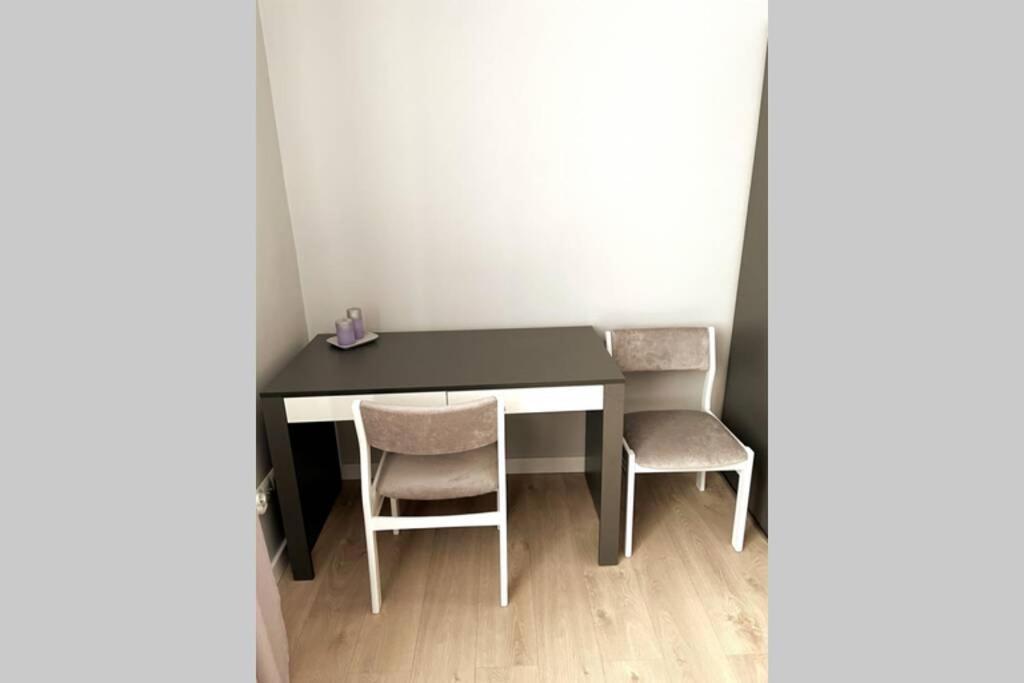 Modern Apartment In Тарнов Екстериор снимка
